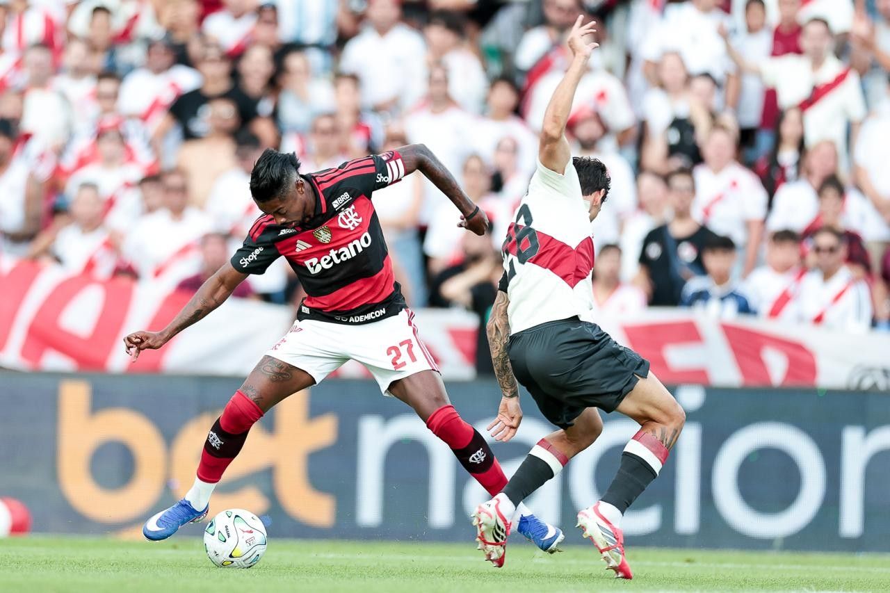 Bruno Henrique em coletiva no Algarve