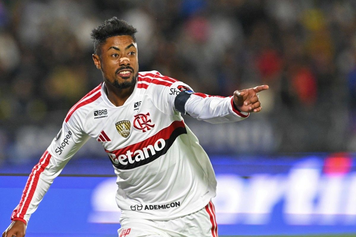 Bruno Henrique comemorando gol com a camisa do Flamengo