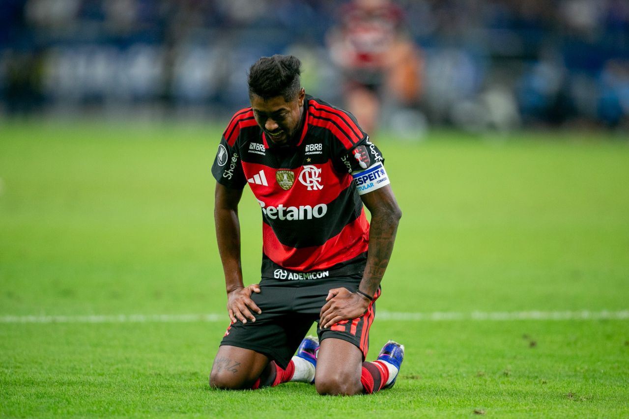 Bruno Henrique mancando deixando o gramado com gelo no tornozelo