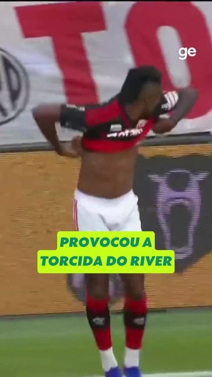 Bruno Henrique mostrando tatuagem da taça da Libertadores nas costas