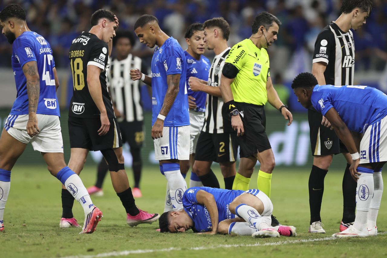 Bruno Rodrigues caído no gramado após choque com Everson