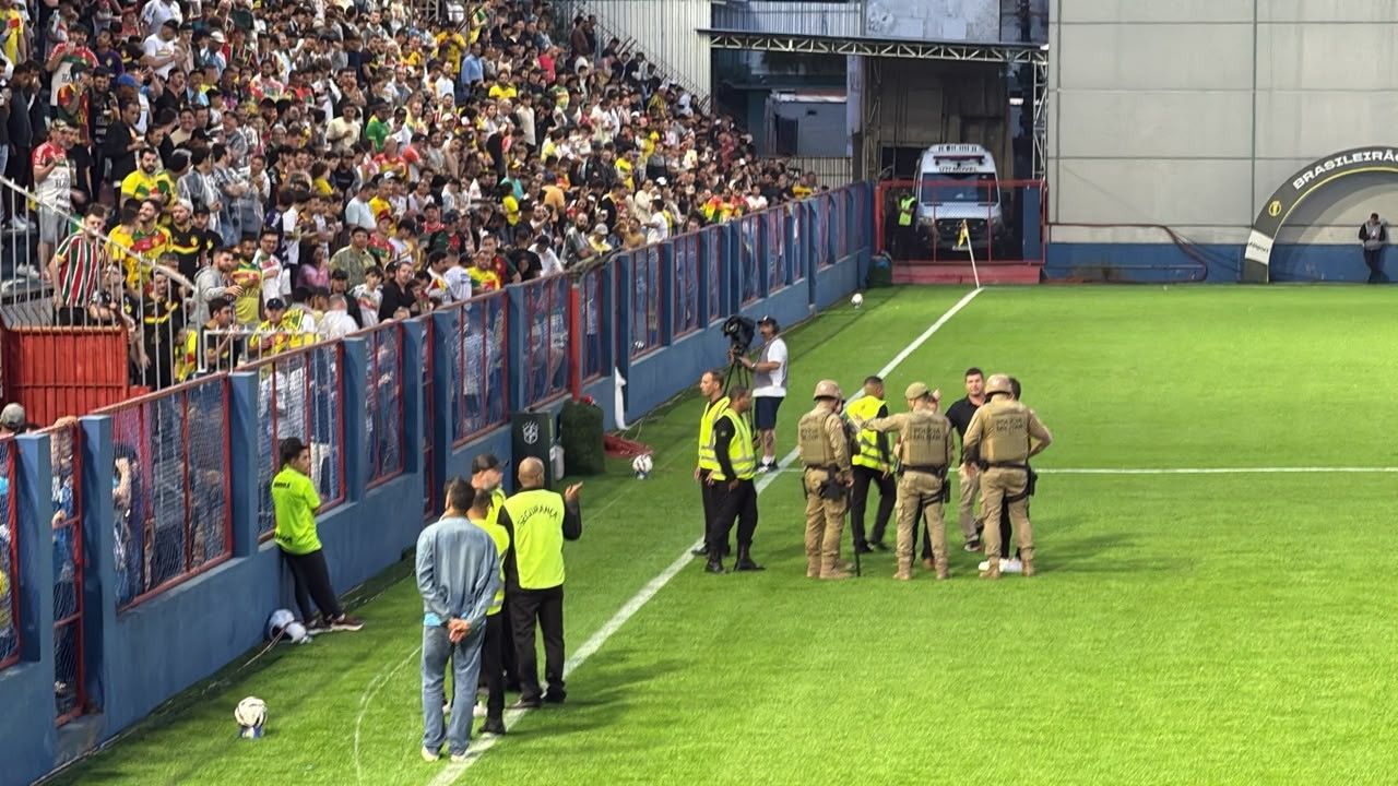 torcida na arquibancada e torre de transmissão