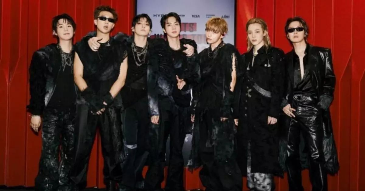 Fãs do BTS seguram placas e celulares em estádio antes do show