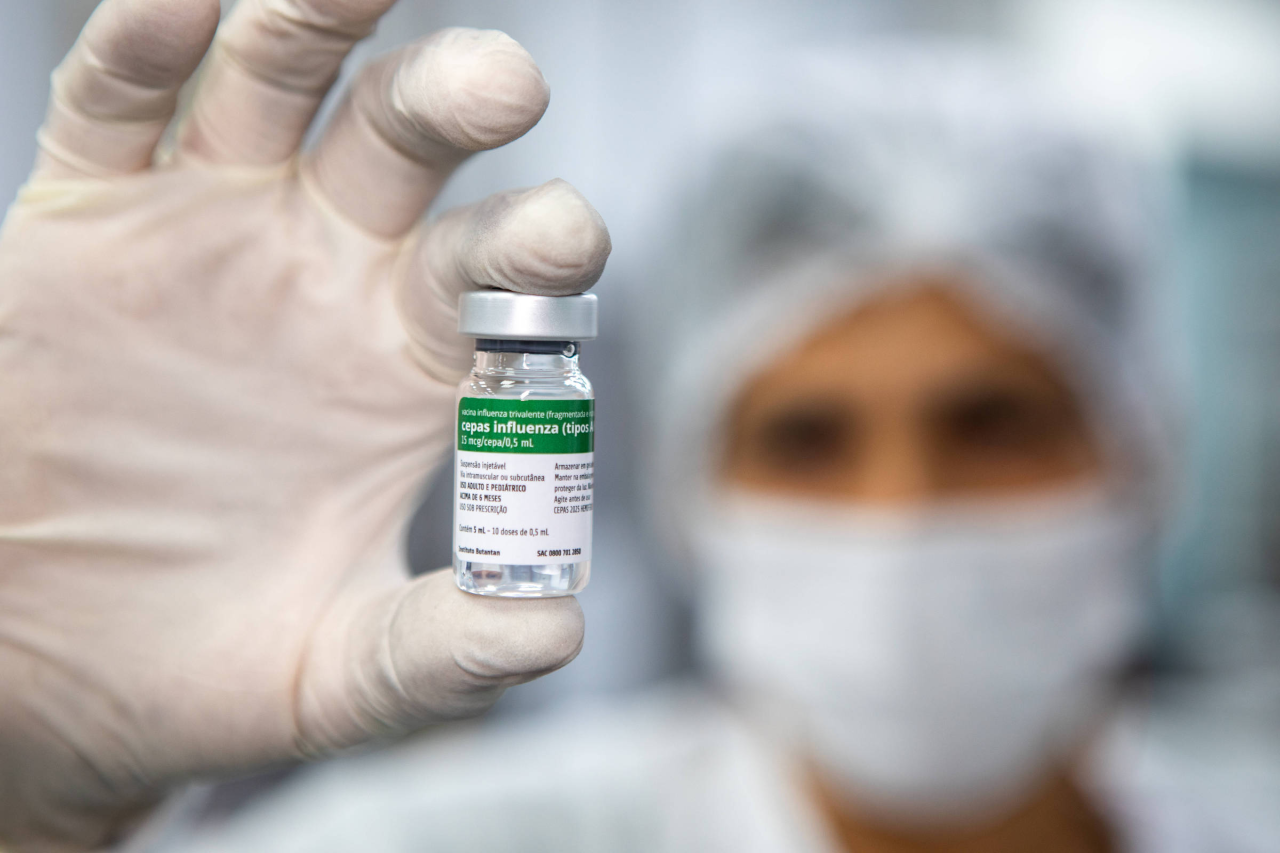 Frascos de vacina contra gripe sobre bancada