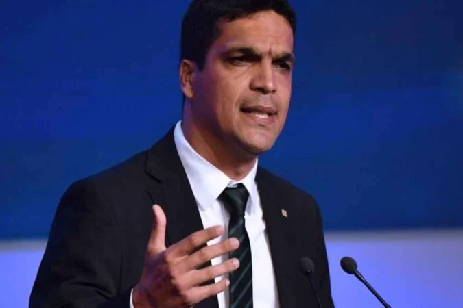 Cabo Daciolo ao lado de Carlos Massarollo durante filiação