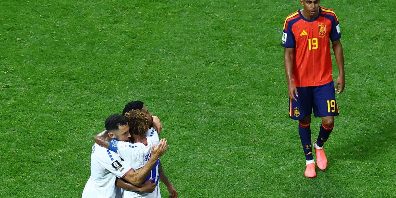 Goleiro Vozinha em defesa na partida contra a Espanha