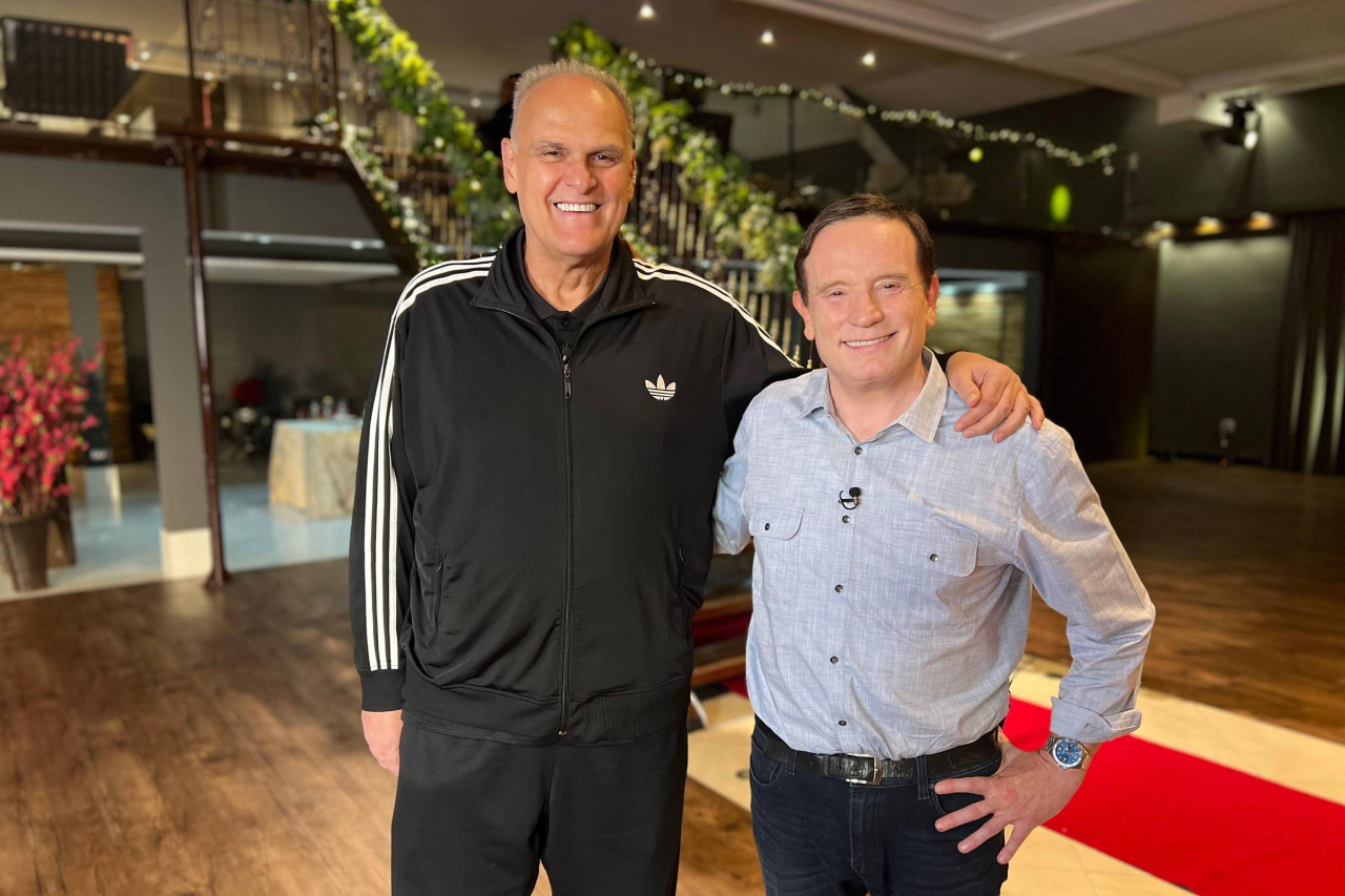 Roberto Cabrini e Oscar Schmidt durante entrevista