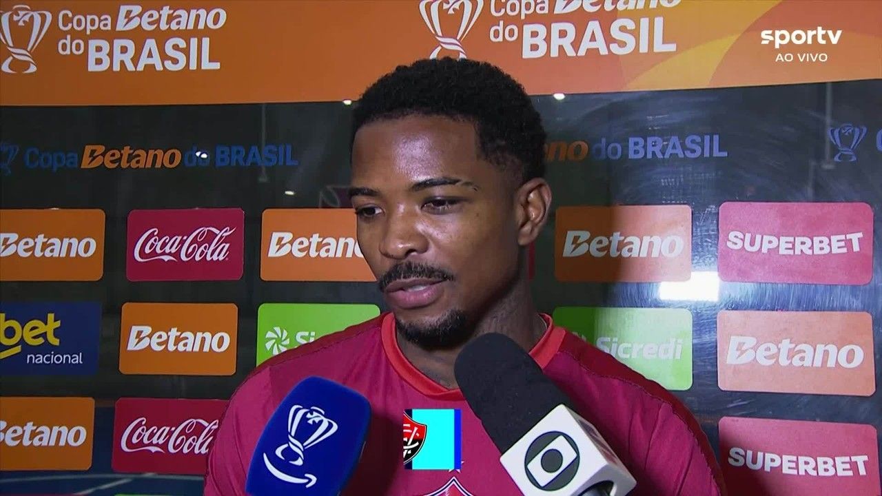Jean Lucas exibindo a camisa após gol no Ba-Vi