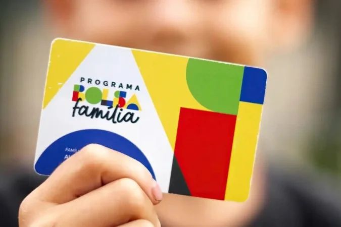 Beneficiário consultando aplicativo para CadÚnico