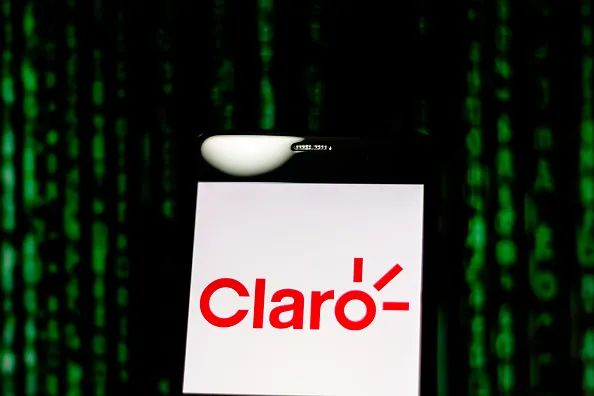 Logos da Claro e Desktop