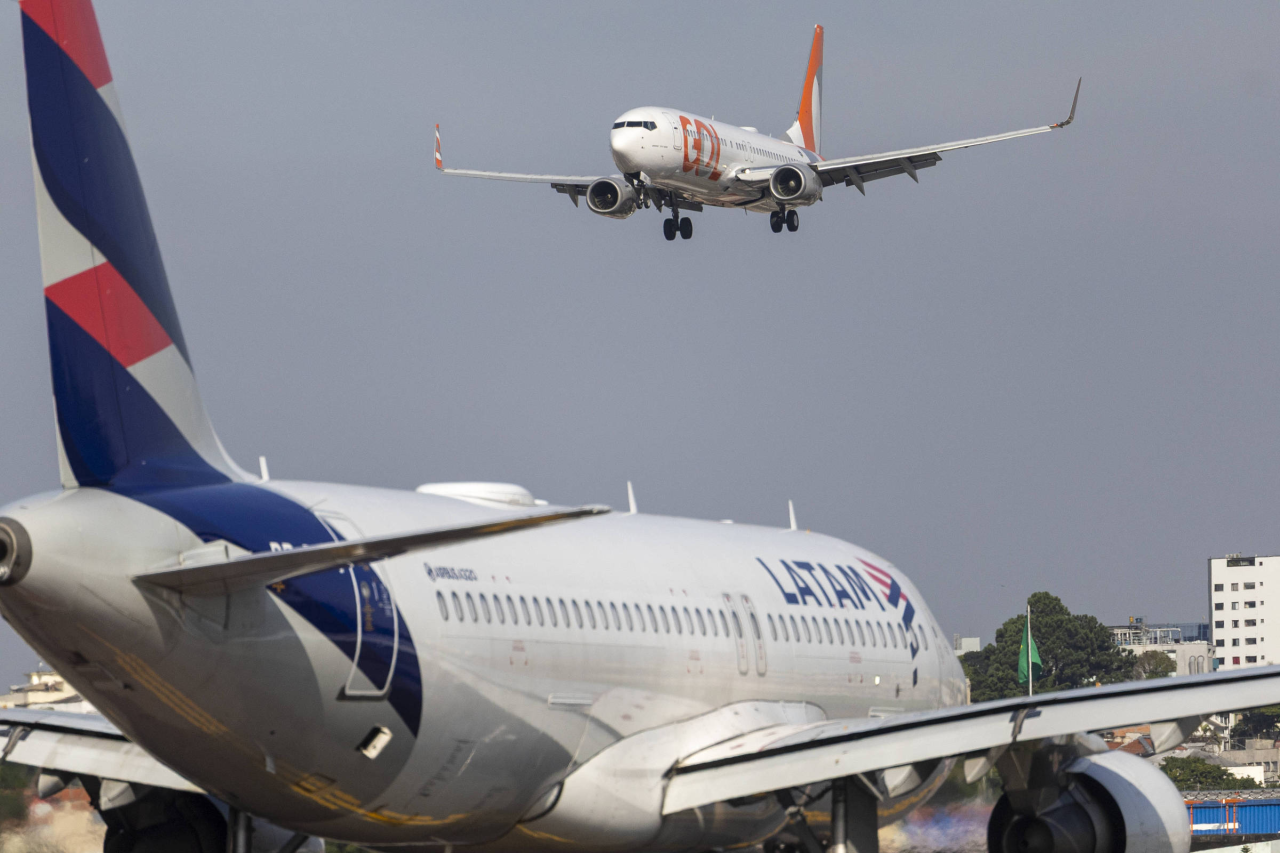 Aviões da Gol e da Latam em pátio de aeroporto