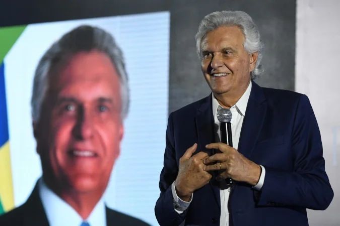 Ronaldo Caiado chegando ao estúdio da TV Bandeirantes