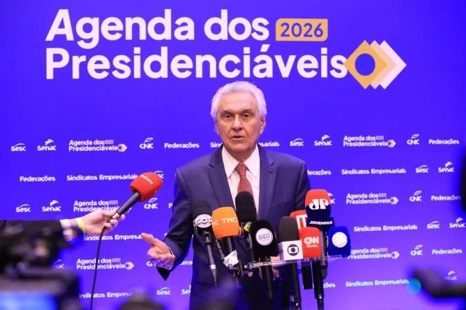 Flávio Bolsonaro lendo carta durante transmissão ao vivo