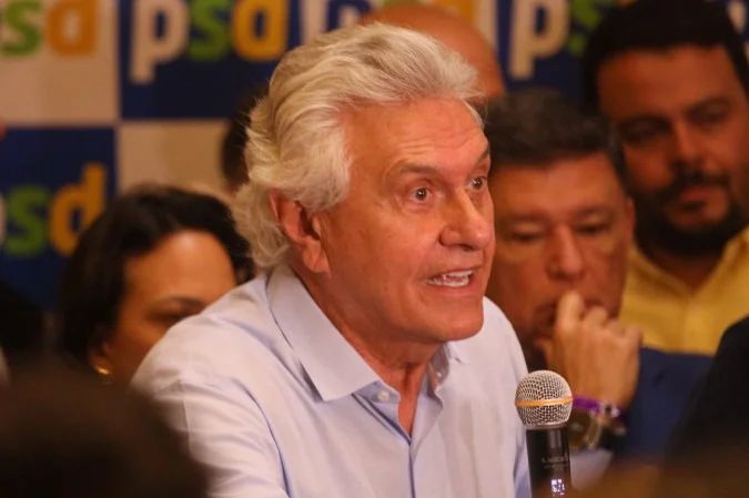 Ronaldo Caiado discursando em palanque de campanha