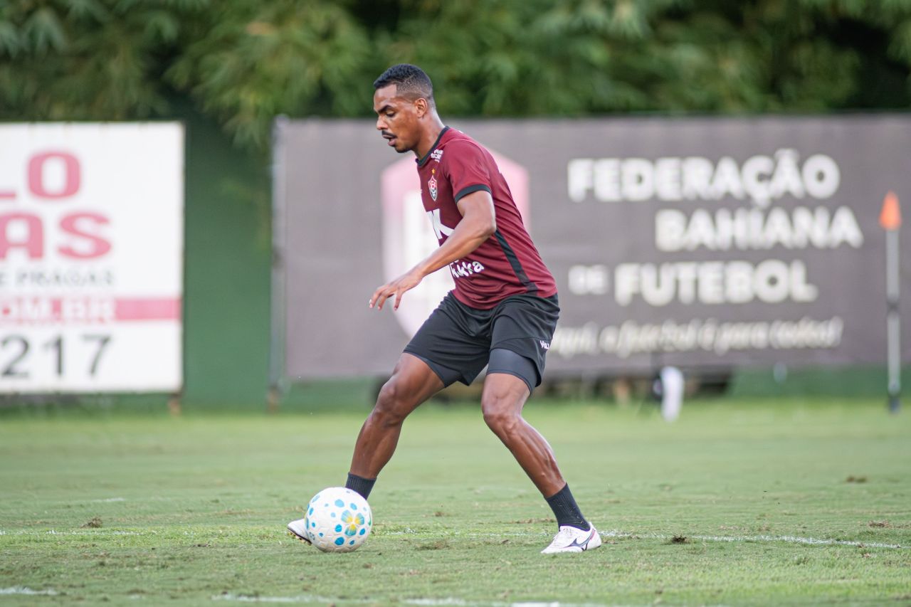 Caíque Gonçalves em jogo pelo Vitória no Barradão