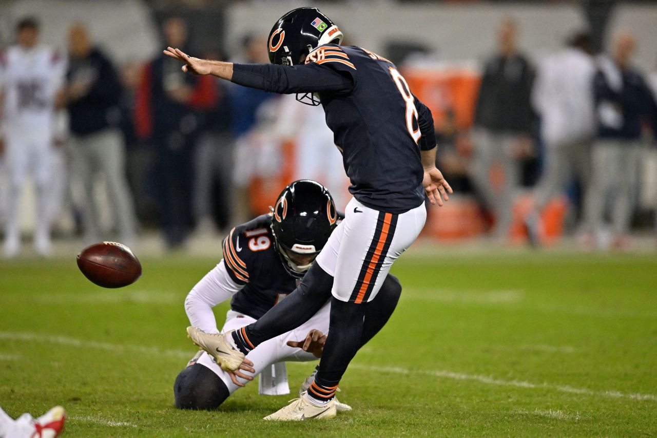 Cairo Santos chutando field goal no Soldier Field