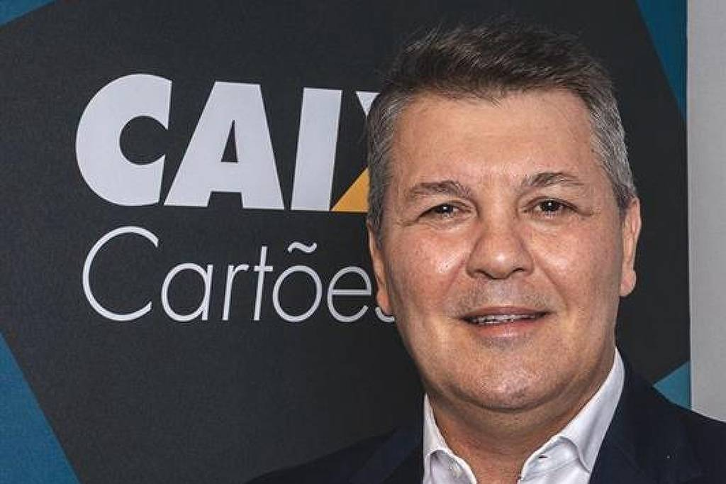 Cartões da Caixa alinhados sobre mesa