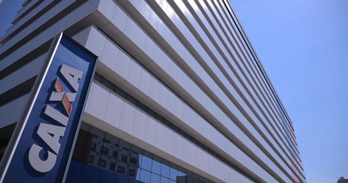 Movimentação em agência da Caixa com clientes na fila