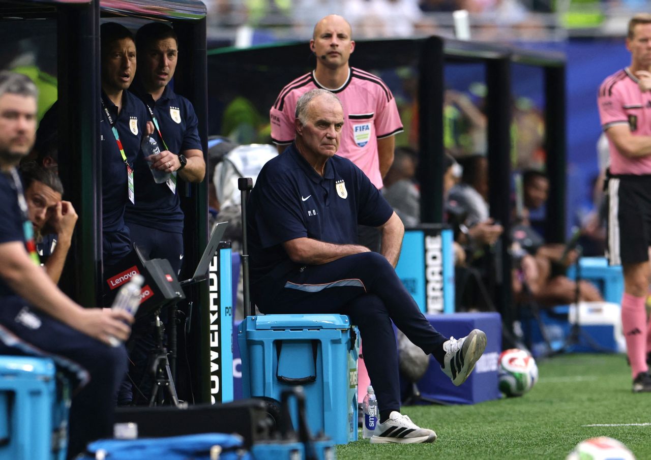 Marcelo Bielsa sentado em caixa térmica à beira do campo