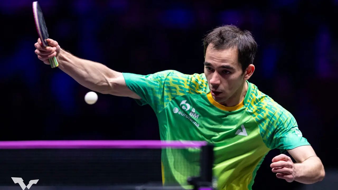 Hugo Calderano em ação na final do WTT de Ljubljana