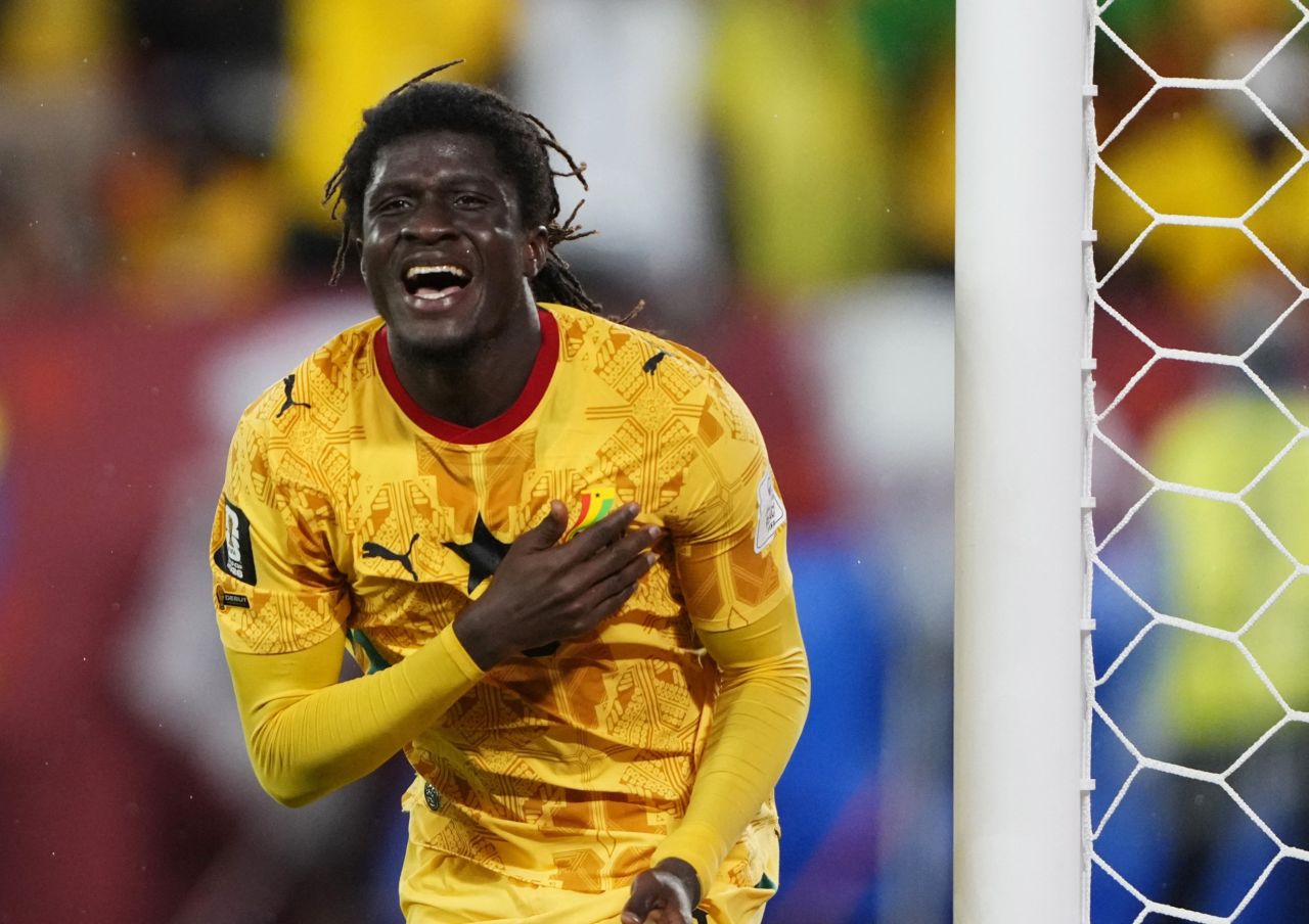 Caleb Yirenkyi comemorando gol com camisa rasgada