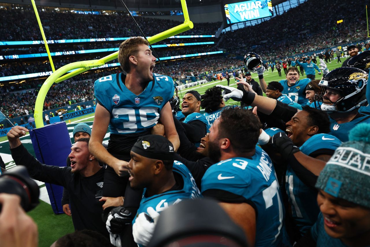 Cam Little chuta field goal decisivo