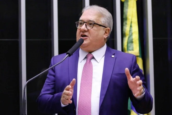 Deputados em reunião de comissão especial na Câmara