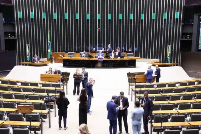 Deputados votam em plenário da Câmara