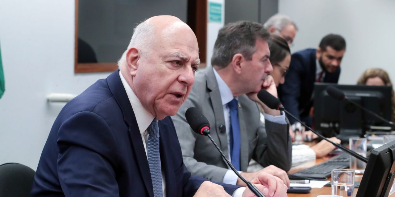 Deputados reunidos na Comissão Especial da Câmara