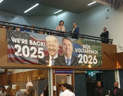 Galerias da Câmara de Belo Horizonte com banner de Trump e Flávio Bolsonaro