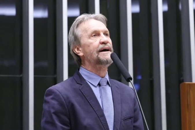Deputado Pedro Uczai sendo retirado em maca após passar mal