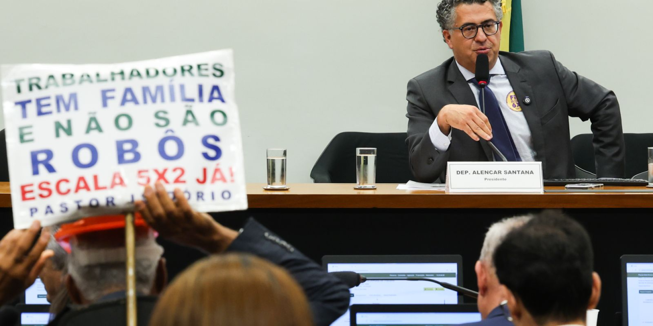 Deputados durante instalação da comissão especial na Câmara