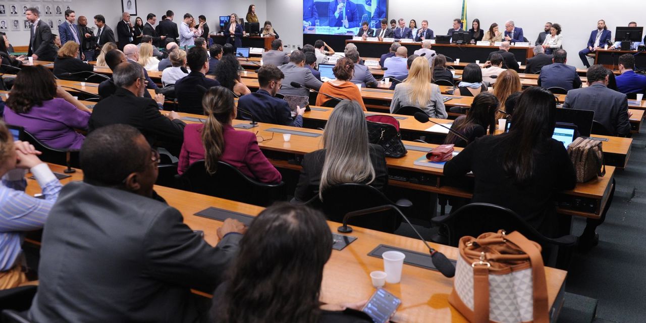 Deputados na instalação da Comissão Especial sobre maioridade penal