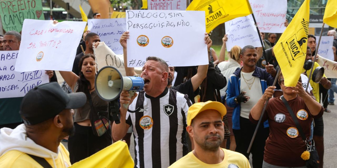 Manifestação de camelôs em frente à Prefeitura do Rio