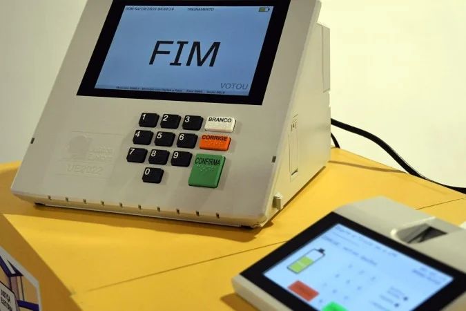 Urna eletrônica e boletim de urna