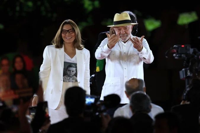 Janja canta com o cantor gospel Kleber Lucas