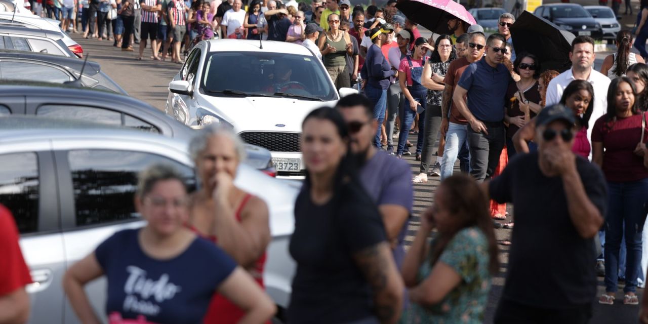 Ônibus estacionados em garagem