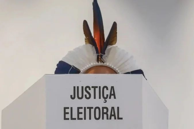 Indígenas embarcando para votação