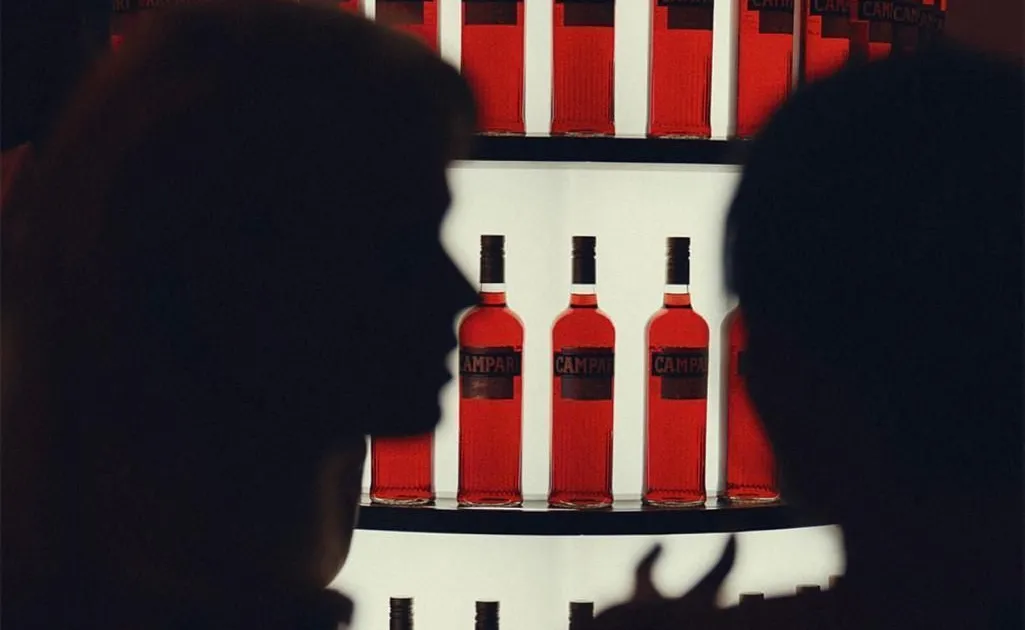garrafas do Aperol e outras marcas da Campari em prateleira