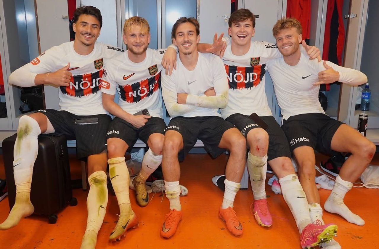 Jogadores disputando bola durante AIK x Brommapojkarna