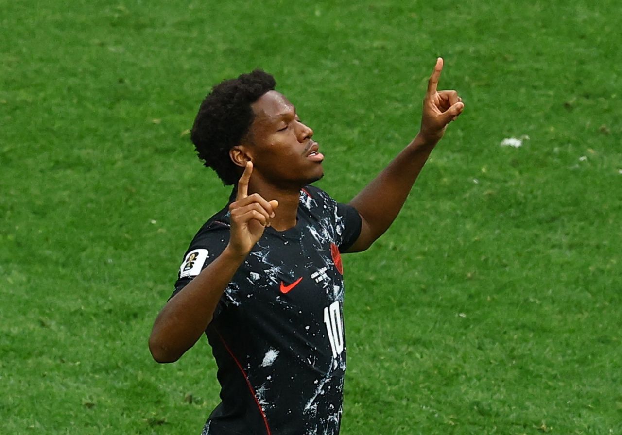 Jonathan David comemorando gol