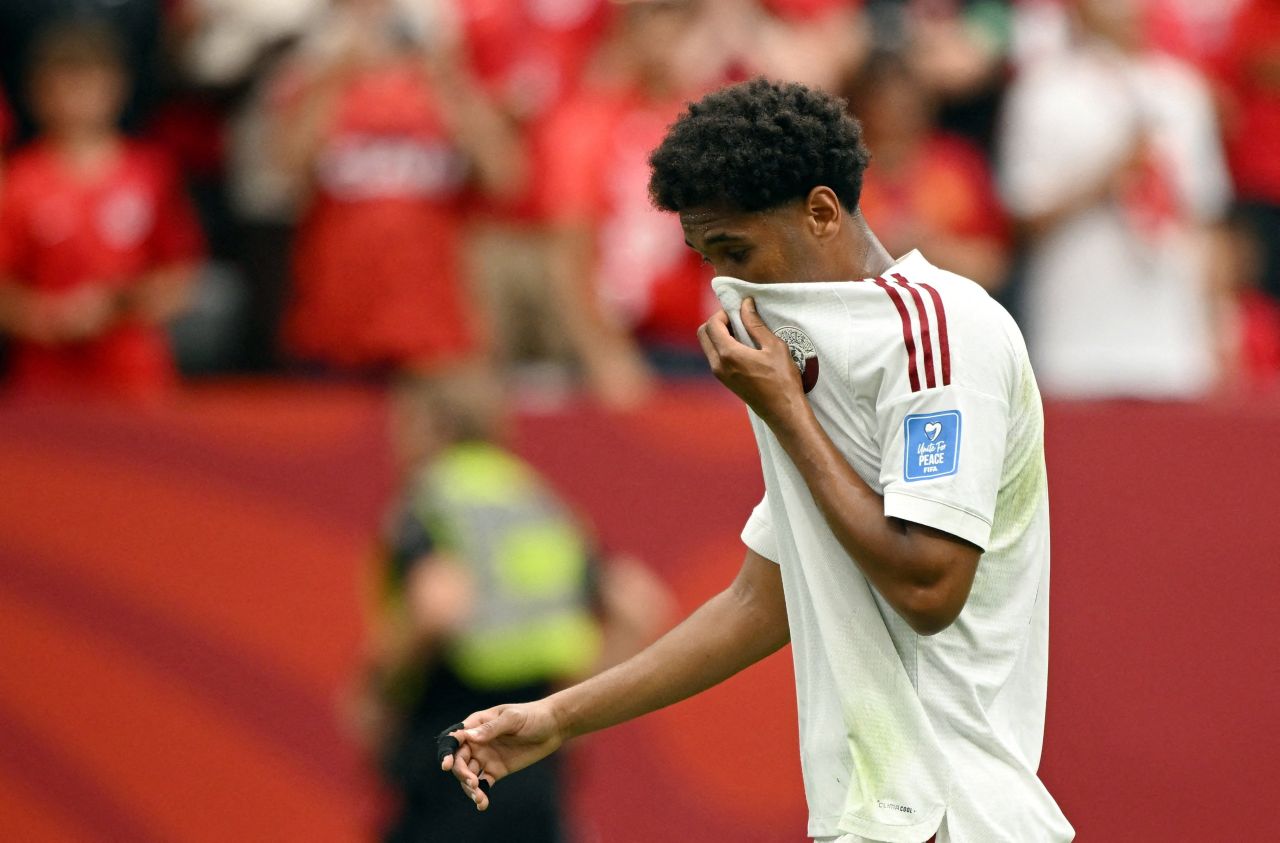 Homam Ahmed expulso após revisão do VAR