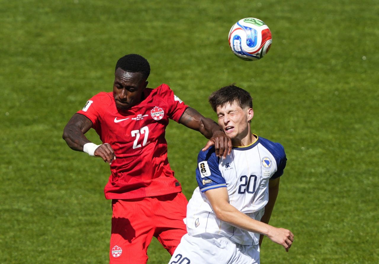 Disputa de bola entre jogadores do Canadá e da Bósnia durante a partida em Toronto