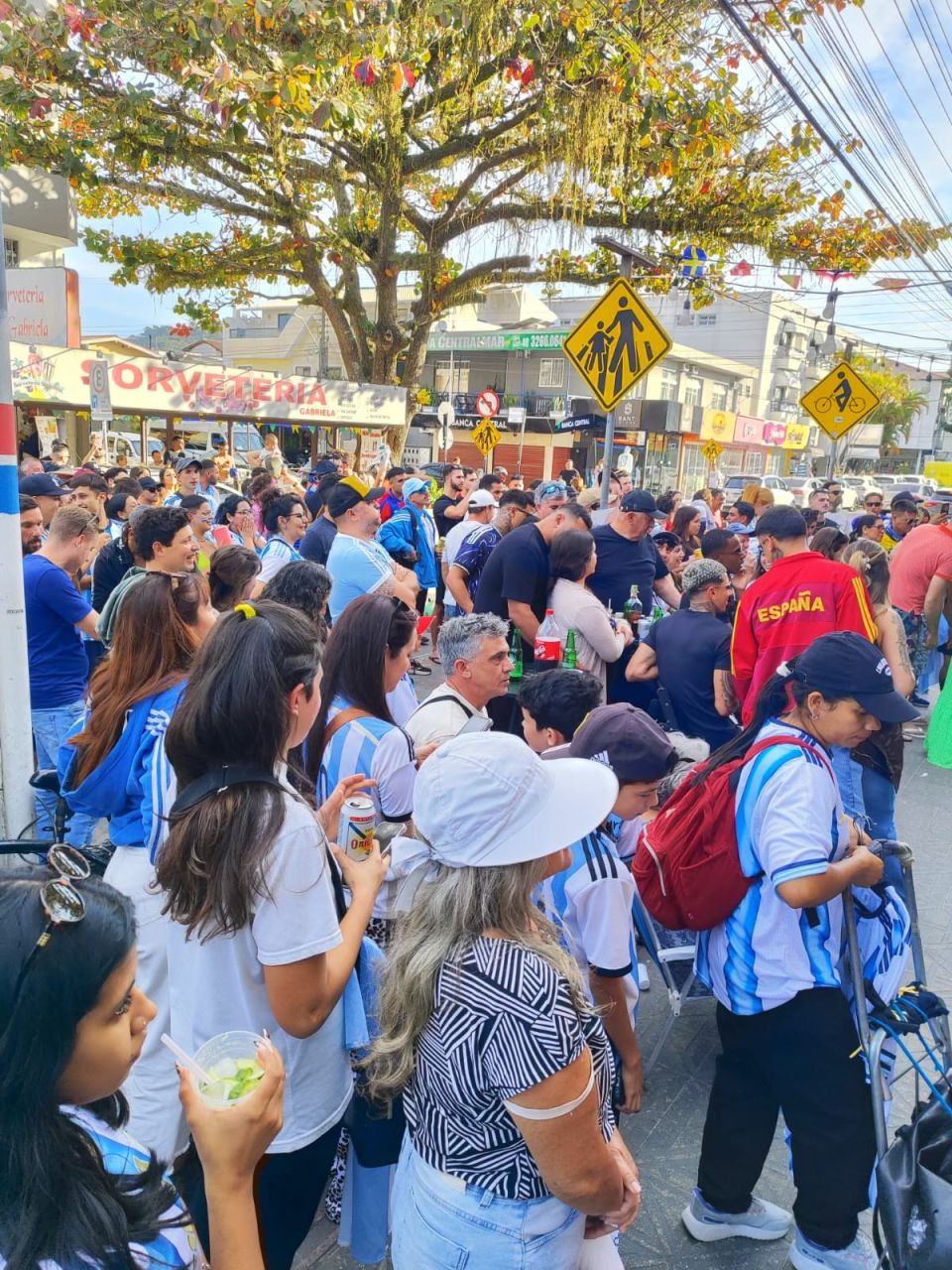 Torcedores reunidos em Canasvieiras durante a final da Copa