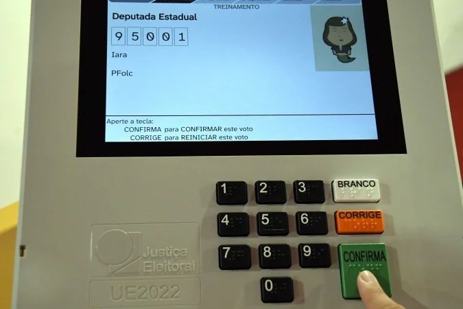 Urna eletrônica e livros de legislação eleitoral