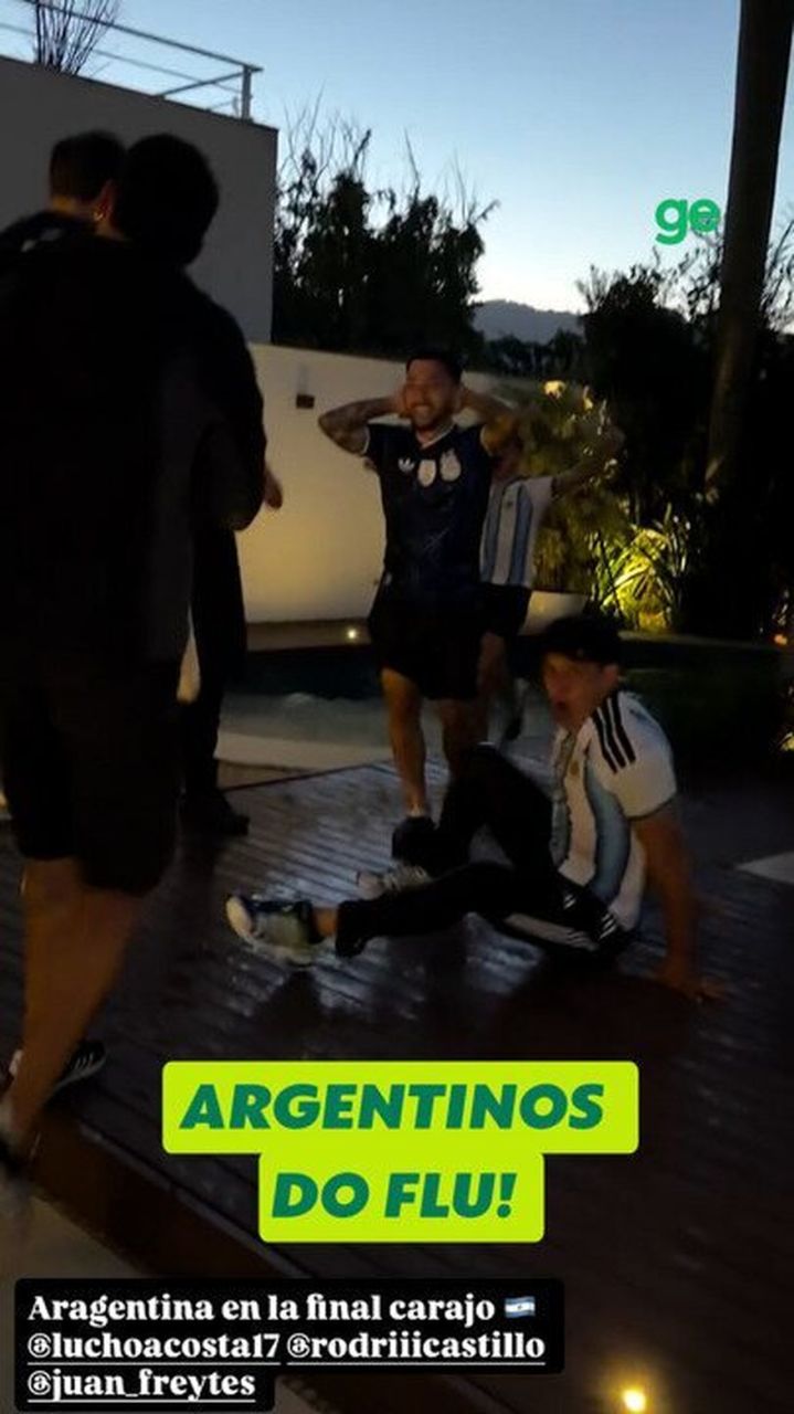 Germán Cano com a esposa e o filho no estádio