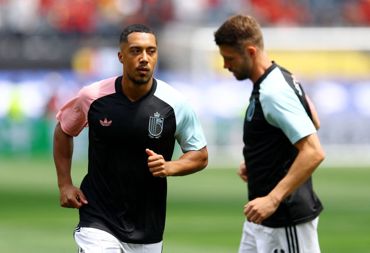 Youri Tielemans sentido durante aquecimento