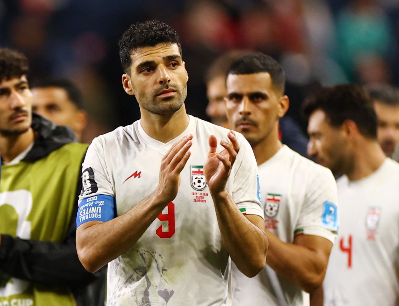 Mehdi Taremi aplaude torcida após jogo