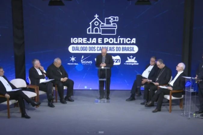 Cardeais reunidos em mesa de debate em Brasília