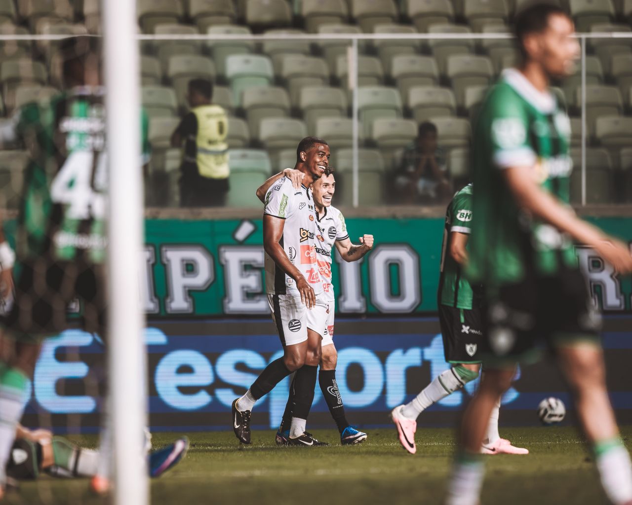 Atendimento a Carlinhos no gramado do Alfredo Jaconi